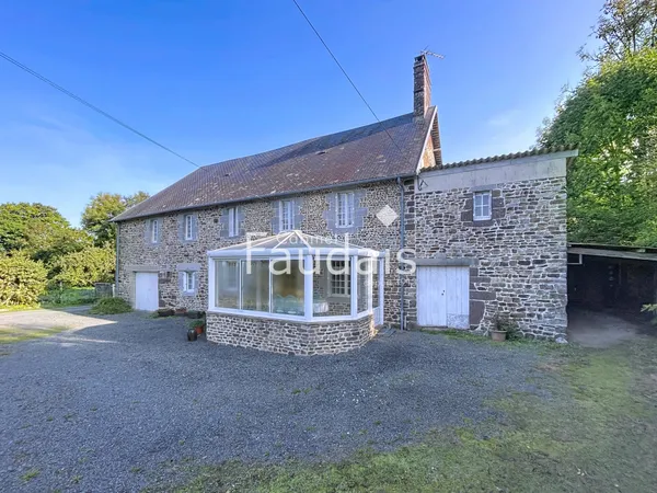 Maison en pierre de 128m2 avec dépendance, garage et jardin, 