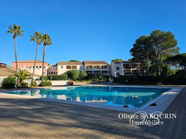 STUDIO EN REZ-DE-JARDIN / DOMAINE AVEC PISCINE 