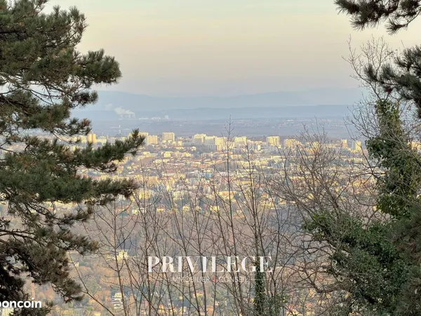 Propriété 7 pièces 220 m² 