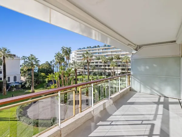 Appartement 3 pièces entièrement rénové à vendre Croisette vue m 