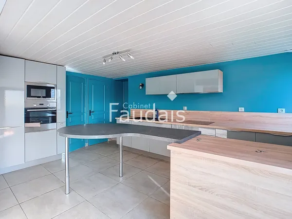 Maison rénovée de 157 m2 avec dépendances et cour Calme en 