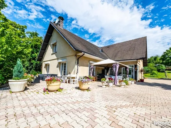 Propriété 7 pièces 331 m² 