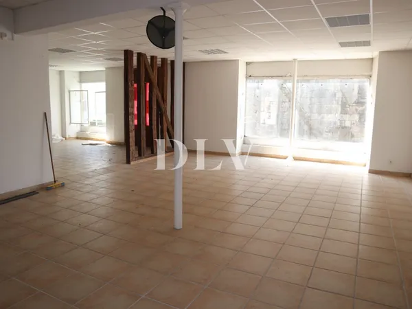 EGREVILLE - MAGASIN DE 100 M² AVEC 2 VITRINES ET 4 PARKINGS PRI 