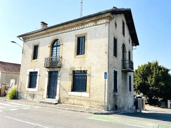 À vendre - Spacieuse maison de ville de 196 m² avec garage et cour 