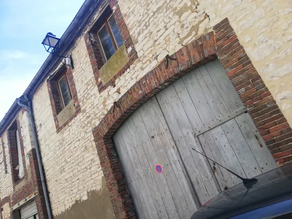 Grange garage de 106 m2 au sol, au coeur d'Aillant. 