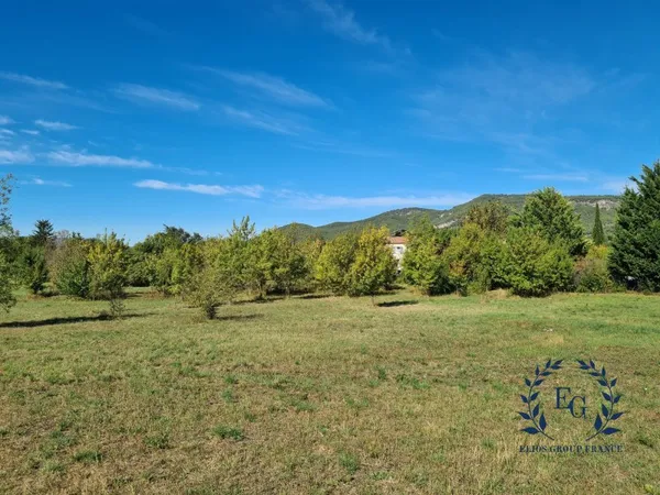 Dernier lot constructible sur Saint Zacharie 1096m²