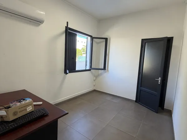 A LOUER BATIMENT PROFESSIONNEL 200 M2 ST PIERRE CENTRE VILLE 