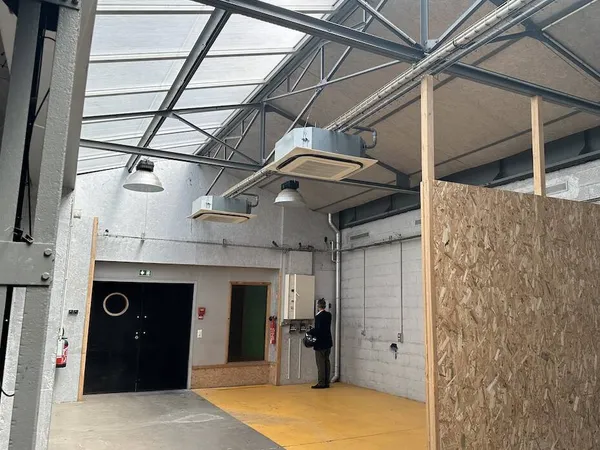 Local d'activité 709 m² 