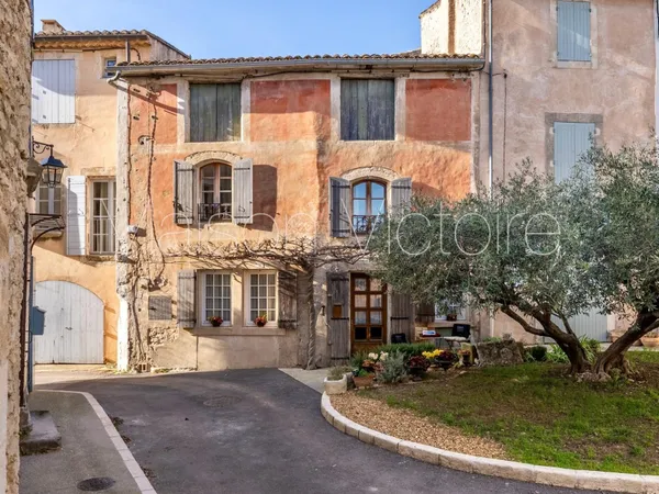 Maison de village du 17e siècle au coeur de Goult. 