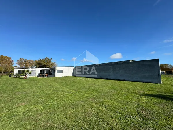 À vendre - Grand local récent de 770 m² sur terrain de 5 104 m² - Rabastens-de-Bigorre 
