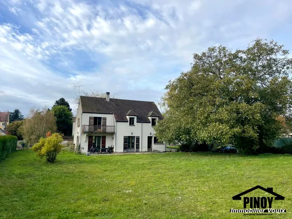 Une maison avec de beaux volumes, un grand jardin et une vra 