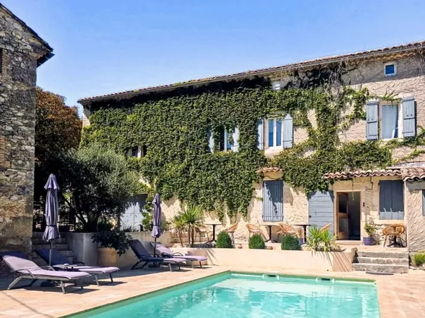 Demeure de village du XIXe de 238 m² avec piscine 