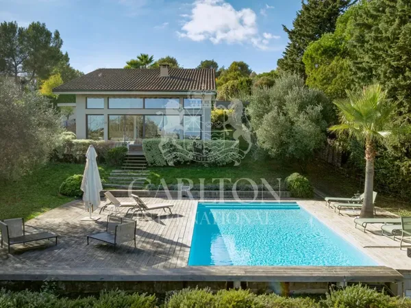 VALBONNE : Superbe villa contemporaine avec vue panoramique à pied du village 