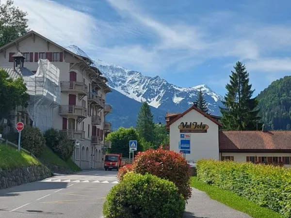 SAINT GERVAIS LES BAINS (74), A vendre Ensemble commercial Murs 236m² 