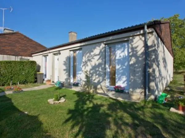 Votre agence France Loire de Saint-Amand-Montrond vous propose cette MAISON à la location sur la 