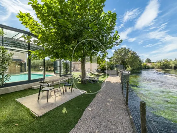 Propriété avec piscine en bord de sorgue à vendre à Isle sur la 