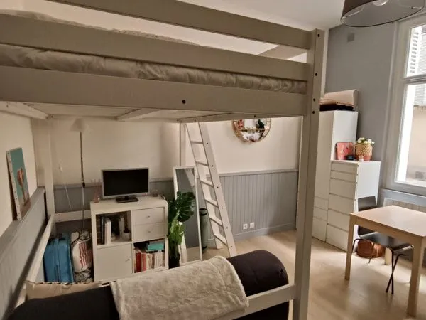 STUDIO MEUBLE à 100m de la Place du RALLIEMENT à ANGERS 18m2 