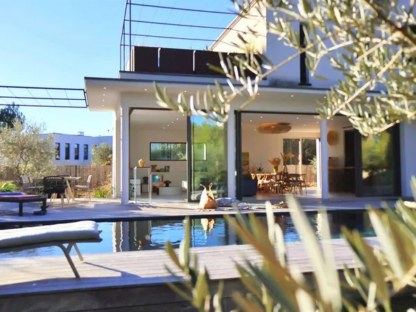 Villa contemporaine avec piscine et jardin paysager 207 m² de 