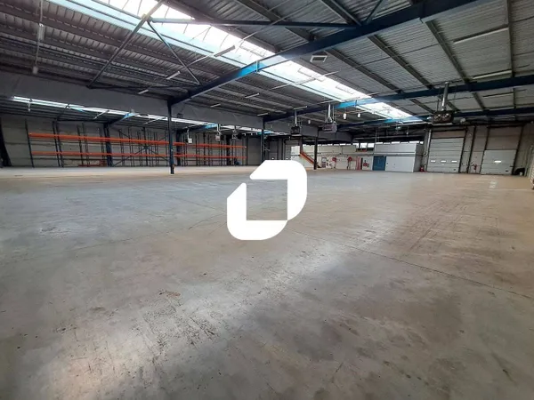 Local d'activité 2556 m² 