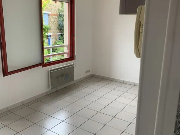 Studio lumineux proche gare RER avec parking & balconnet 