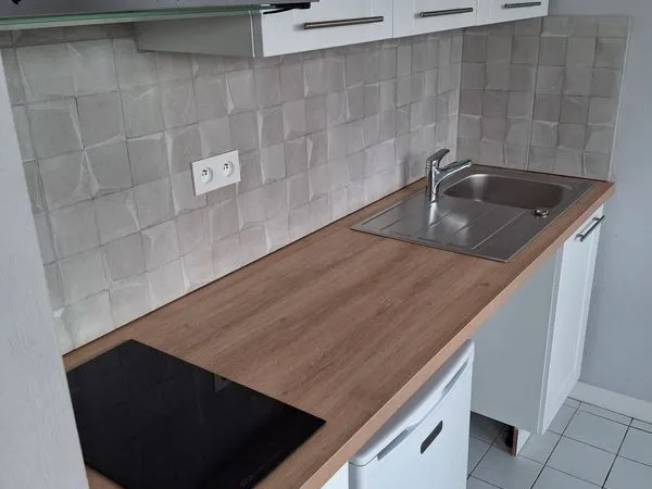 A vendre studio Butte St Anne 21 m2 + parking privé avec locataire en place 
