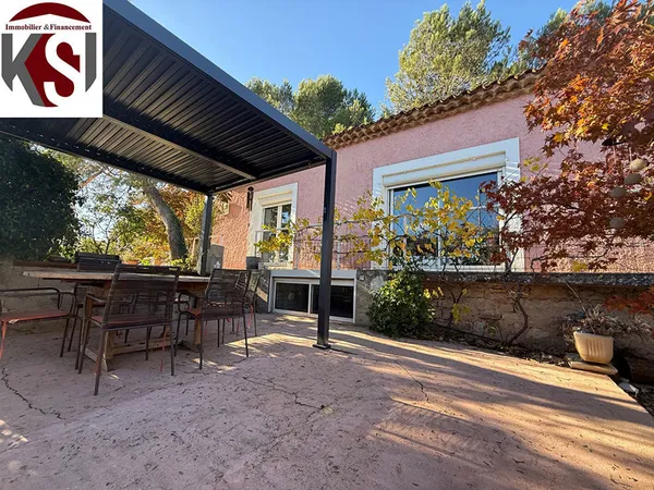 VILLA T3 1000 m2 de terrain et 260 m2 d'annexes 