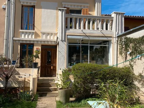 Maison du XIXème centre de Chasselay au calme 