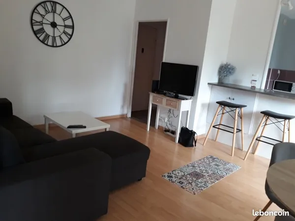 T2 proche port et lycées, balcon, parking 