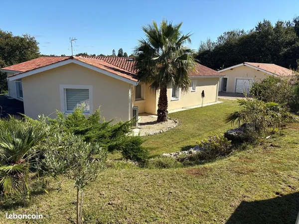 Maison de plein pied de 173m2 avec dépendance de 90m2 et piscine le tout au calme 