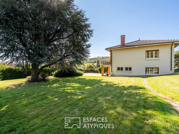 Maison avec jardin arboré et vue, au coeur du Beaujolais 