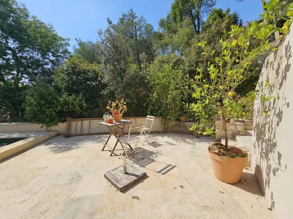 Emplacement privilégié, à 2 pas du coeur du village