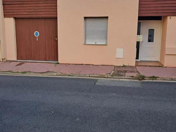 Maison de ville de 124 m² proche du centre ville de Vichy avec garage, deux chambres, toit 