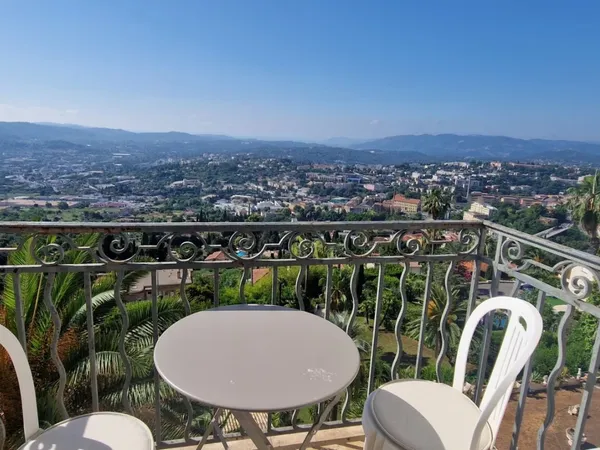 GRASSE, dans ancien hôtel particulier superbe appartement 