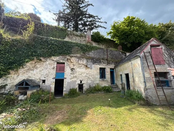 Terrain avec caves troglodytes et maisonnette