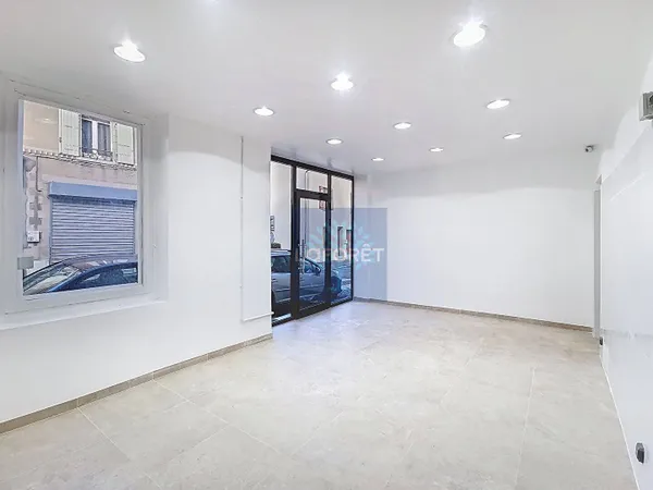 Local commercial 1 pièce 55 m² 