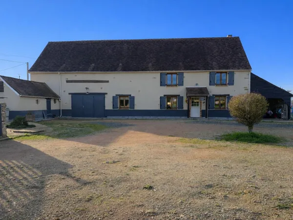 Grange Rénovée- 8000m2 de terrain- Dépendances 