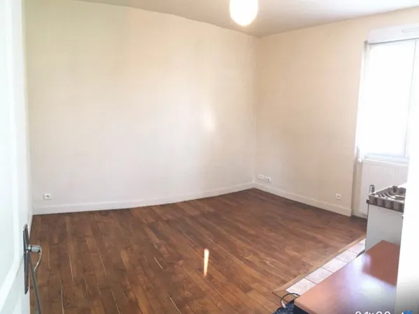 Studio rénové 2mn à pied RER A 