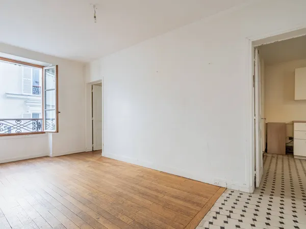 Vends rue Lepic un appartement de : 51m² 2 chambres, grande cuisine, salle de douche 