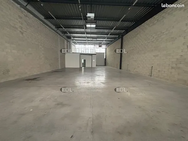 Local d'activité 436 m² 