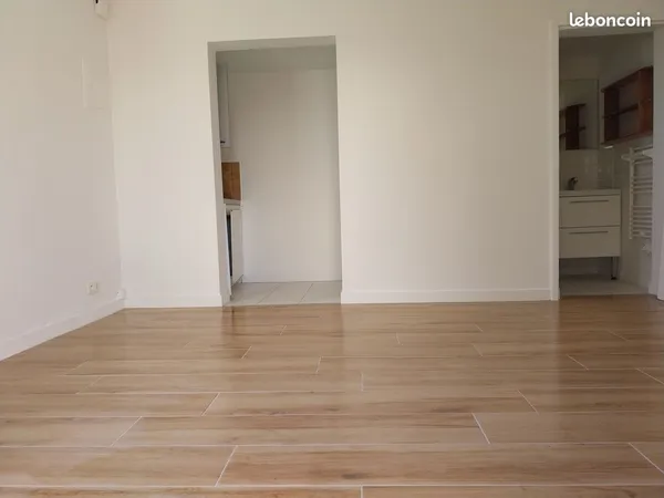 Dans résidence privée, STUDIO avec place de parking 