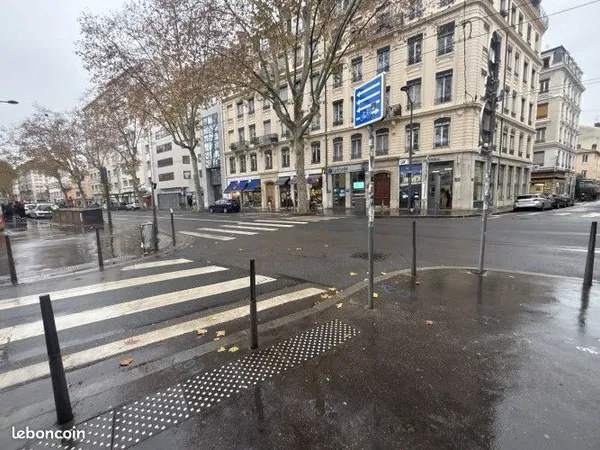 Commerce habillement/textile 166 m² 