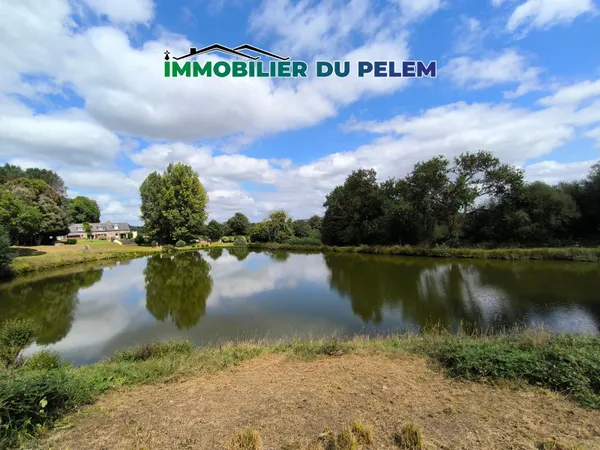 Longère Bretonne Isolée avec Étangs et Salle de Cinéma 