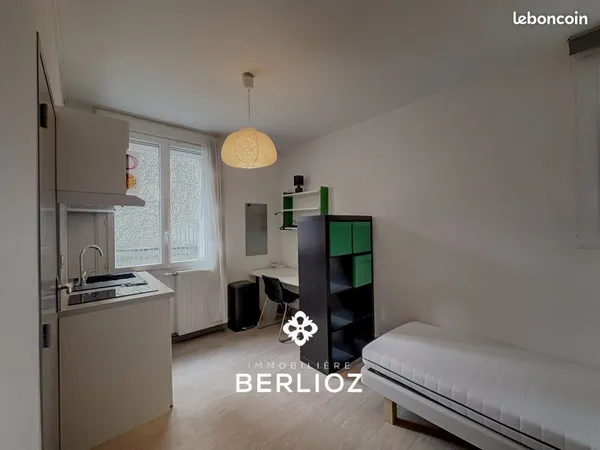 Studio 1 pièce 14 m² 