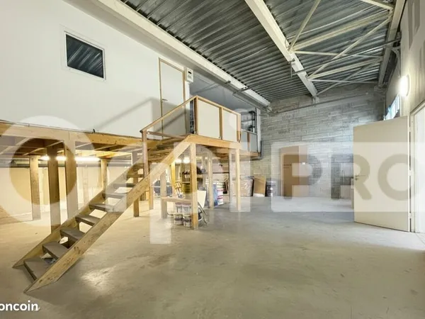 Local d'activité 181 m² 