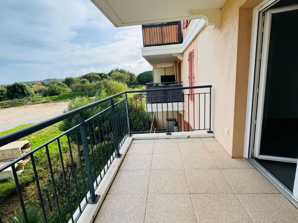 Studio 28 m2 avec balcon , parking et cave -BORMES LES MIMO 