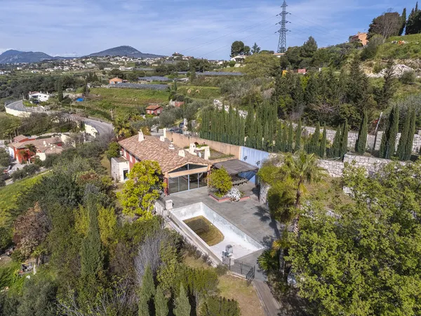 Crémat ,Villa traditionnelle de 205 m2 , veranda 36 m2 ,piscine ,terrain de 2100 m2. 