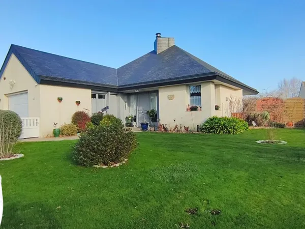 Exclusivité ! Côtes d'Armor 22130 SAINT-LORMEL. Véritable plain-pied, 3 chambres, bureau, garage, 