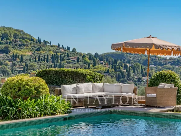 Propriété avec vue panoramique exceptionnelle au calme absolu 