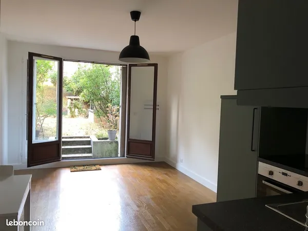 2 pièces meublé refait à neuf, jardin privatif, parking et cave 