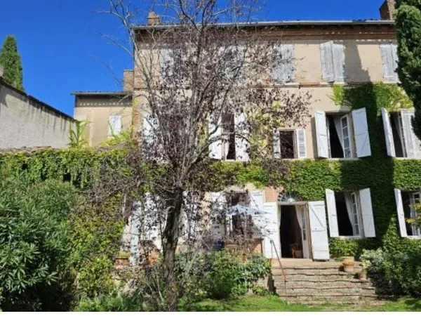 Un des derniers ensembles viticoles en coeur de ville, hôtel particulier, ses dépendances, cour et 